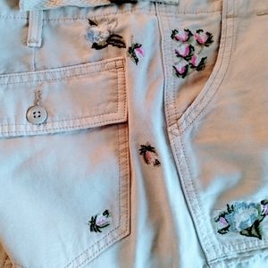 Linen shorts with embroidered flowers